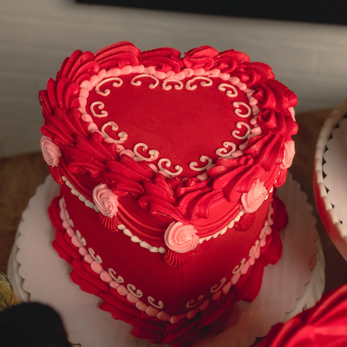 Red Rose Swirl Heart Shaped Cake 1 kg and Card-hdcinema.vn